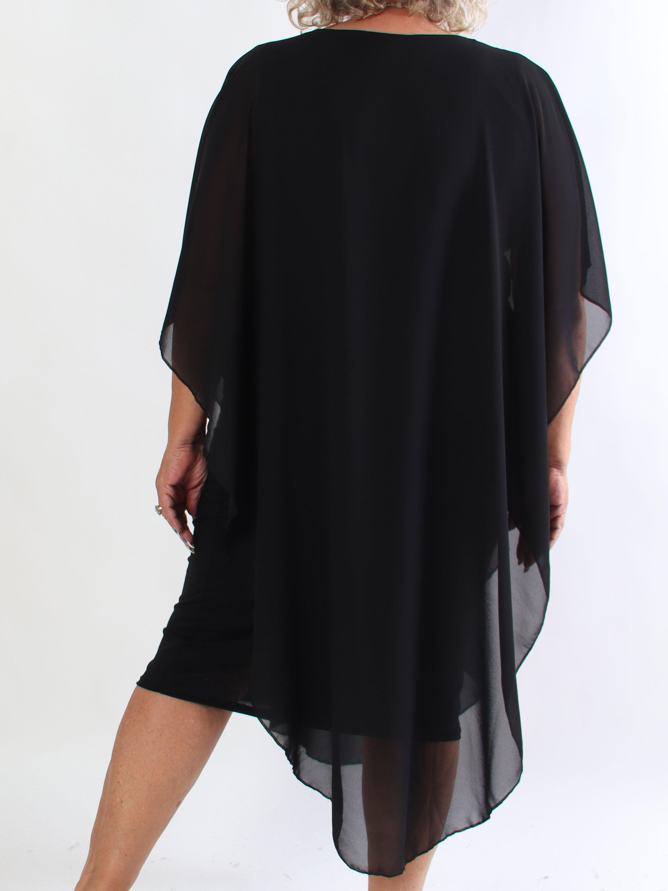 Kenya Long - Elegant plus size kjole med let chiffonlag og rund udskæring